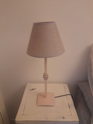 Cabecero, mesillas y decoración de pared