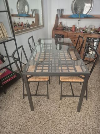Mesa de comedor + 4 sillas + estantería Ikea