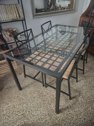 Mesa de comedor + 4 sillas + estantería Ikea