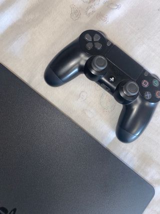 PS4 Slim 1TB Negra + Mando
