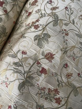 Tessuto floreale beige e rosso
