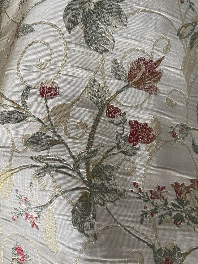 Tessuto floreale beige e rosso