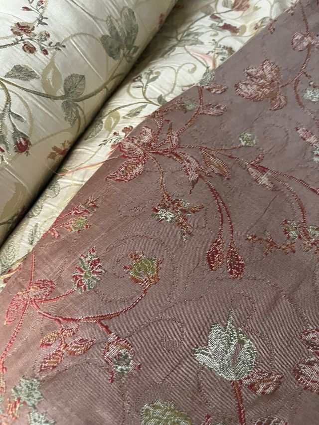 Tessuto floreale beige e rosso