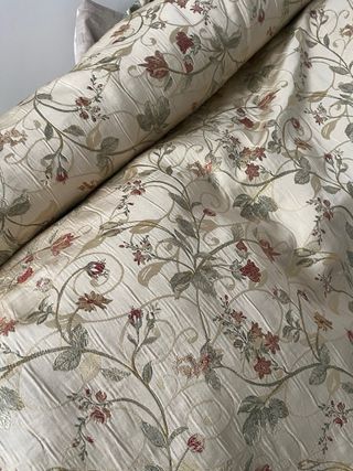Tessuto floreale beige e rosso