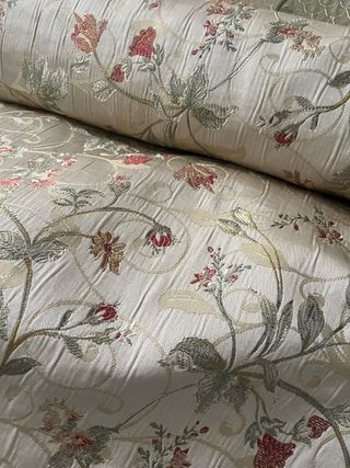 Tessuto floreale beige e rosso