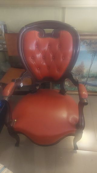 Sillón antiguo de cuero y madera Isabelino 