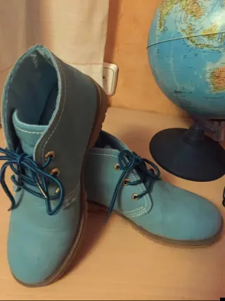 Botas blancas con puntera metálica