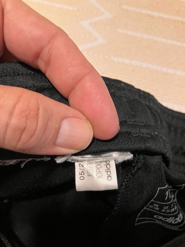 Pantalón Adidas Negro con Rayas Grises