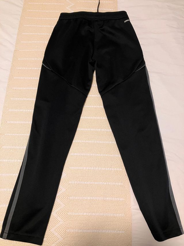 Pantalón Adidas Negro con Rayas Grises