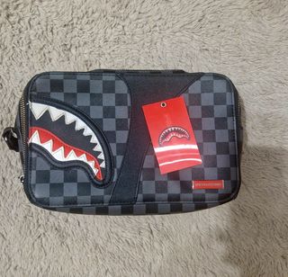 Poschette Sprayground a scacchi con squalo