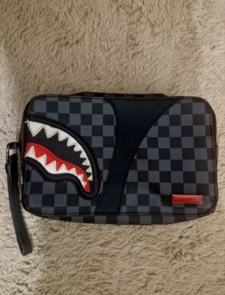 Poschette Sprayground a scacchi con squalo