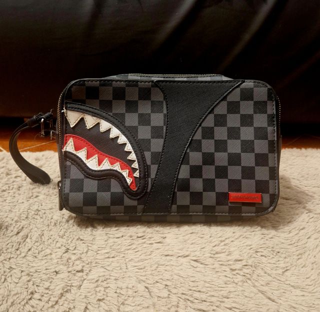 Poschette Sprayground a scacchi con squalo