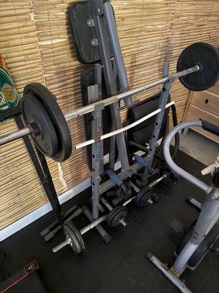 Barras y pesas para gimnasio