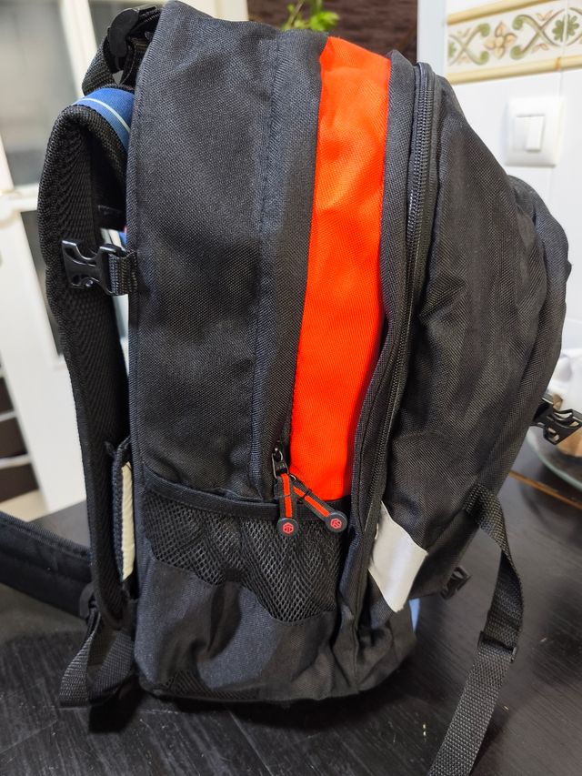 Mochila escolar ergonómica con diseño cómic