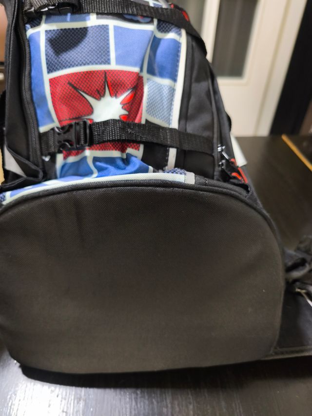 Mochila escolar ergonómica con diseño cómic