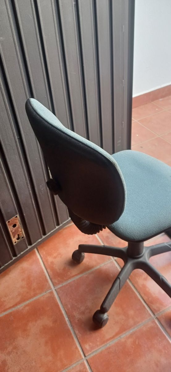 Silla de oficina gris y negra