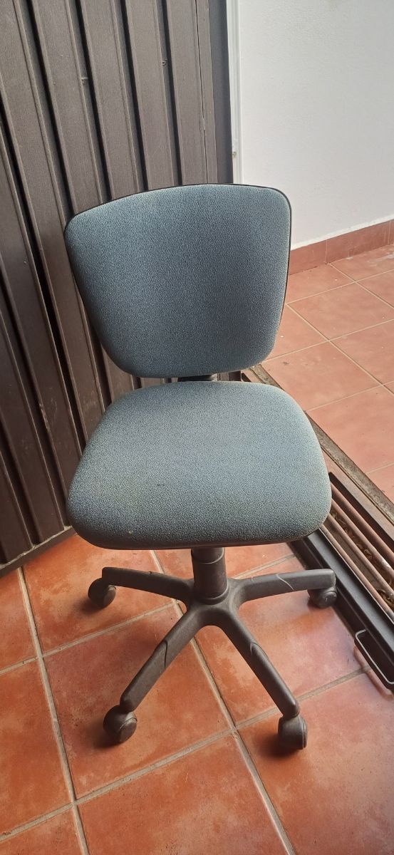 Silla de oficina gris y negra