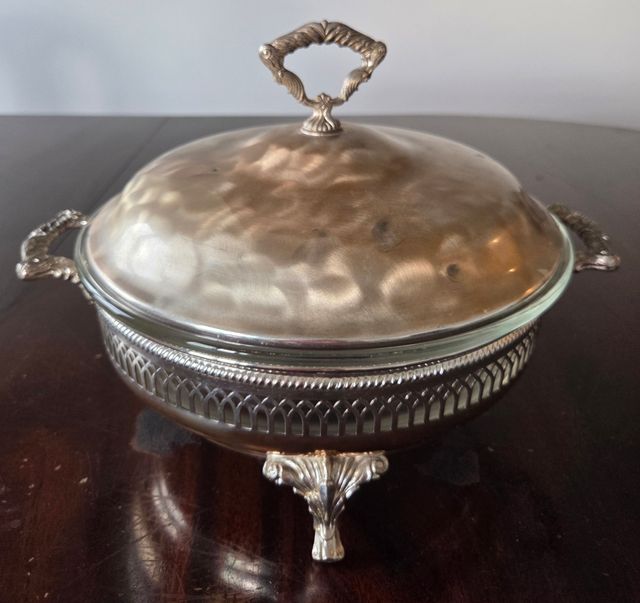 Fuente de metal plateado y cristal