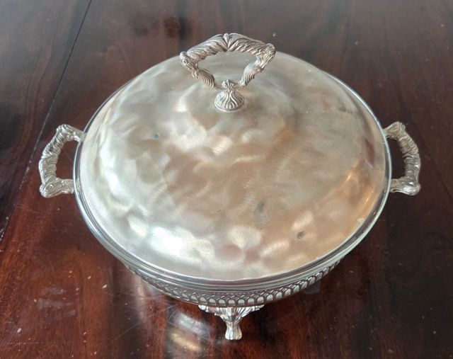 Fuente de metal plateado y cristal