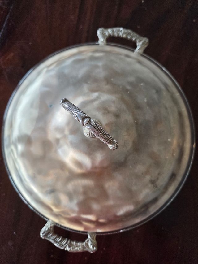 Fuente de metal plateado y cristal