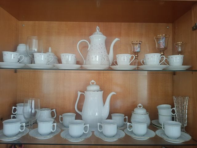 Conjunto de café de porcelana y cristal