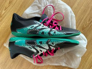 Botas de fútbol sala Adidas.