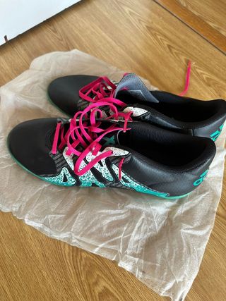 Botas de fútbol sala Adidas.