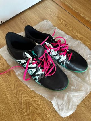 Botas de fútbol sala Adidas.