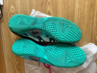 Botas de fútbol sala Adidas.