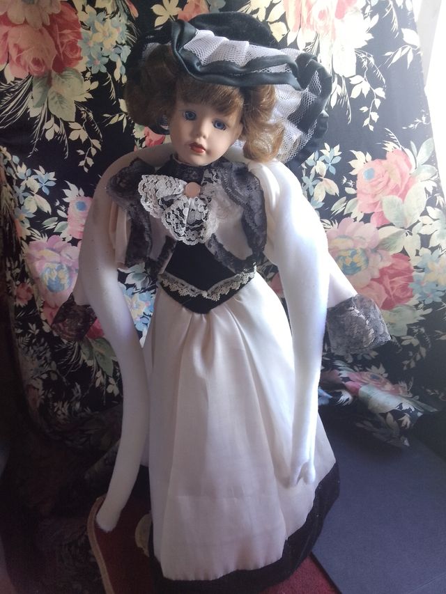 Muñeca de porcelana vintage