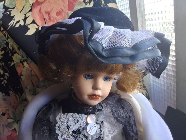 Muñeca de porcelana vintage