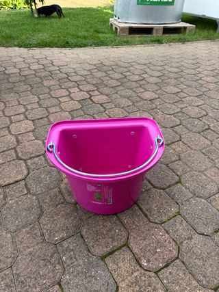 Mangiatoia rosa per cavalli