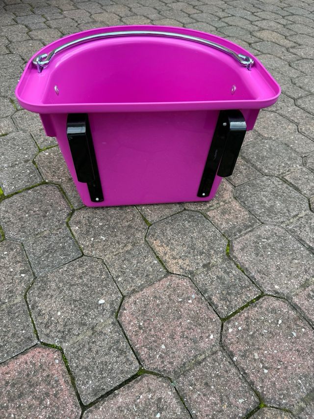 Mangiatoia rosa per cavalli