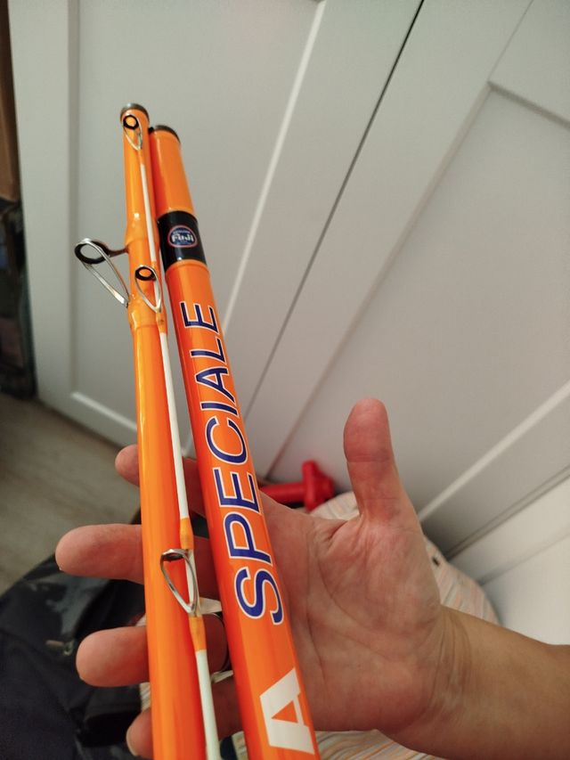 cañas de pesca Vercelli con 2 carretes de calidad.