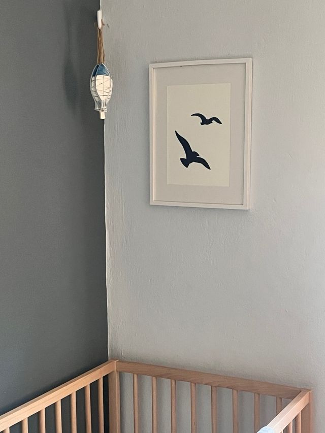 Quadro in carta bianca nera con gabbiani minimalisti