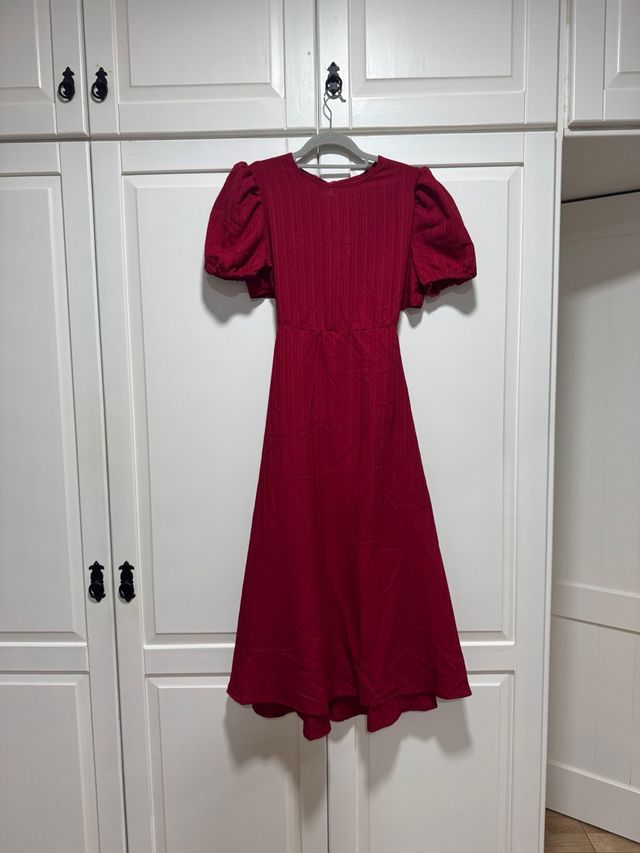 Vestido rojo midi con mangas abullonadas