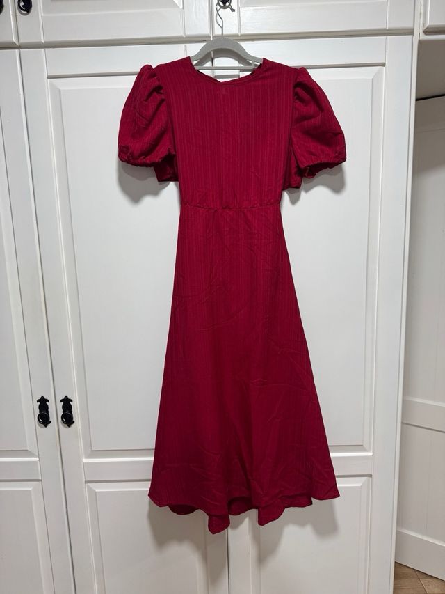 Vestido rojo midi con mangas abullonadas