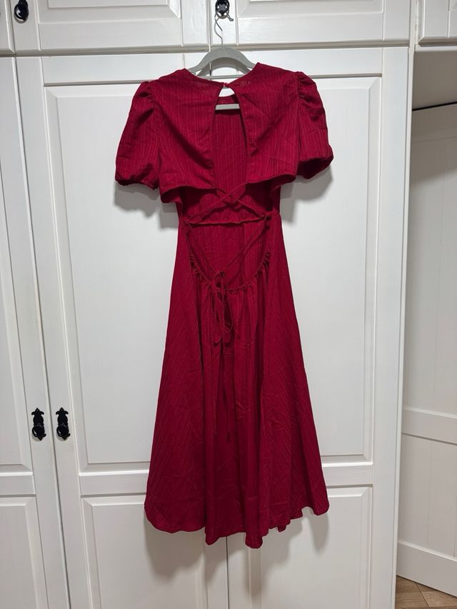 Vestido rojo midi con mangas abullonadas