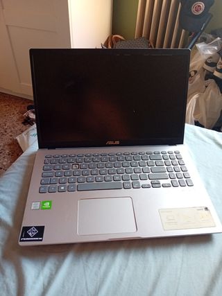 Ordenador portátil ASUS plateado
