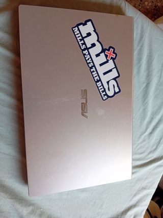 Ordenador portátil ASUS plateado