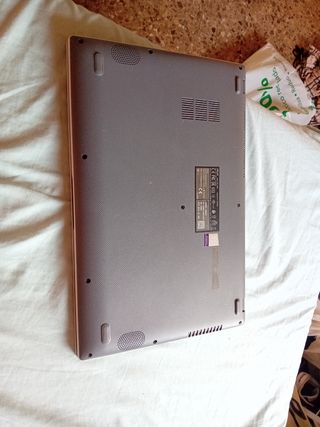 Ordenador portátil ASUS plateado