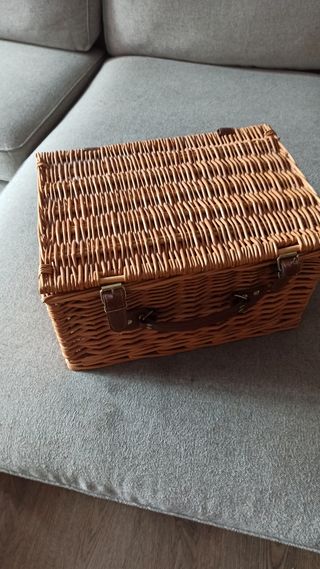 Cesta de picnic de mimbre con detalles de cuero