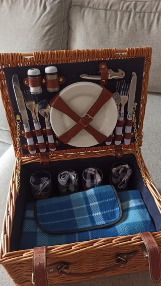 Cesta de picnic de mimbre con detalles de cuero