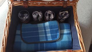 Cesta de picnic de mimbre con detalles de cuero