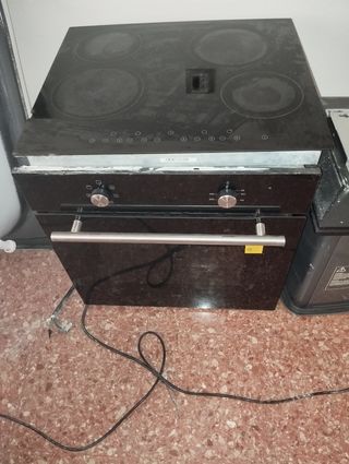 Cocina con horno, vitrocerámica y extractor