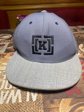 Gorra gris con logo K