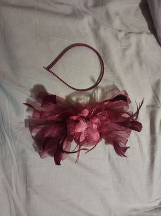 Tocado granate con gancho/diadema