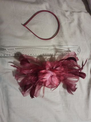 Tocado granate con gancho/diadema