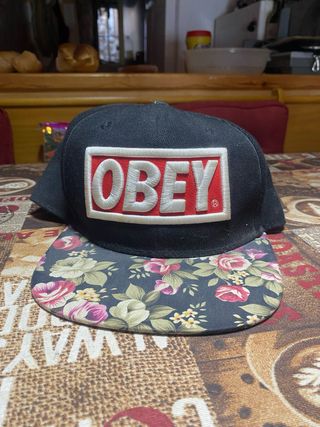 Gorra OBEY Negra con Estampado Floral