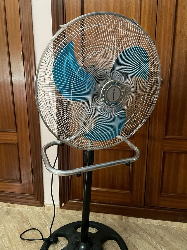 Ventilador de Pie Metálico Plateado